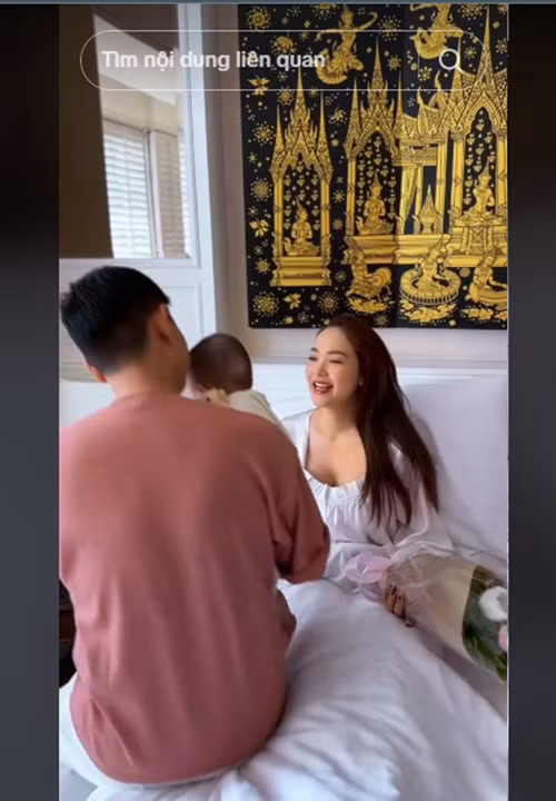 "Bất kể ra ngoài đi làm có chuyện gì, chỉ cần đặt chân về đến nhà, anh sẽ bỏ lại mọi thứ sau cánh cửa để vui vẻ nói chuyện với vợ con, không bao giờ mang bực dọc, mệt mỏi về nhà", Dân Trí dẫn lời Minh Hằng.