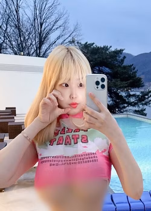  Hot girl Cho Yeji mê mốt áo croptop hở chân ngực bởi vẻ gợi cảm “thiêu đốt” ánh nhìn của mẫu trang phục này.