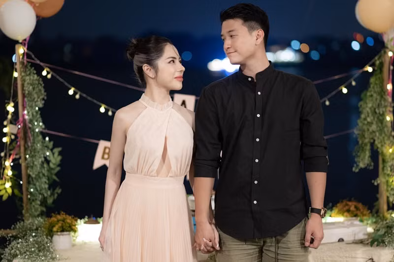 Biết vợ không thích mình đóng cảnh tình cảm nên khi nhận kịch bản, Huỳnh Anh thường đưa Bạch Lan Phương đọc trước. Ảnh: FBNV.