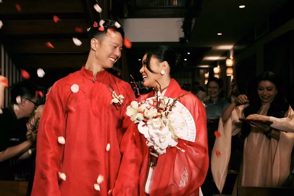 Vào ngày 30 và 31/3, Lễ Thuận Hằng và đám cưới của đôi Mika Nguyễn và Angelo Lin diễn ra tại Đà Nẵng, thu hút sự quan tâm của công chúng. Lễ Thuận Hằng của bộ đôi xây dựng concept thiền, mang màu sắc truyền thống, sử dụng đỏ may mắn làm tông màu chủ đạo. Áo dài cưới của cô dâu và chú rể được thực hiện bởi nhà thiết kế Trịnh Hoàng Diệu - em gái cố nhạc sĩ Trịnh Công Sơn. Tên của đôi áo là Hình Bóng, ý chỉ sự gắn kết như hình với bóng giữa cặp vợ chồng son.
