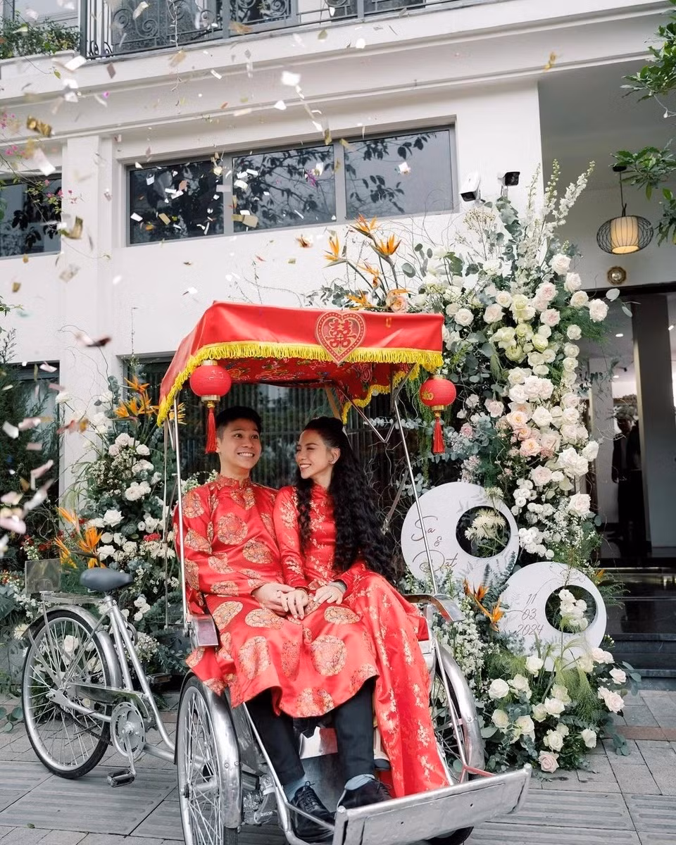 Trước đó, vào ngày 11/3, đám hỏi của Tô Sa và Đạt Phùng cũng gây chú ý trên mạng xã hội. Đám hỏi được thiết kế theo concept truyền thống với màu đỏ và xanh lá chủ đạo. Bình trà, chén tách, bình hoa được sử dụng trong lễ ăn hỏi đều được làm từ gốm, có màu xanh lá, mang cảm hứng thiên nhiên. Hoa tươi và vật dụng gỗ được sử dụng để trang trí không gian. Phía trên chữ Hỷ đỏ rực là tượng Phật được đặt ngay ngắn trên khúc gỗ xoắn treo lơ lửng. Đặc biệt, cô dâu diện áo dài cưới tự tay thiết kế. Áo dài đỏ chất liệu gấm được phối với quần lụa vàng, tạo ra tổng thể hài hoà về màu sắc.