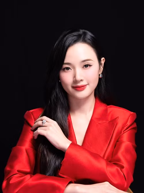 Ngoài hậu trường chụp ảnh cưới, Midu còn lộ nhẫn cầu hôn. Cụ thể, trên trang cá nhân, nữ diễn viên vừa đăng tải hình ảnh đeo một chiếc nhẫn ở ngón giữa. Thông thường, phụ nữ sẽ đeo nhẫn cầu hôn ở ngón giữa, khi đã kết hôn thì đeo ở ngón áp út. Ảnh: FBNV.