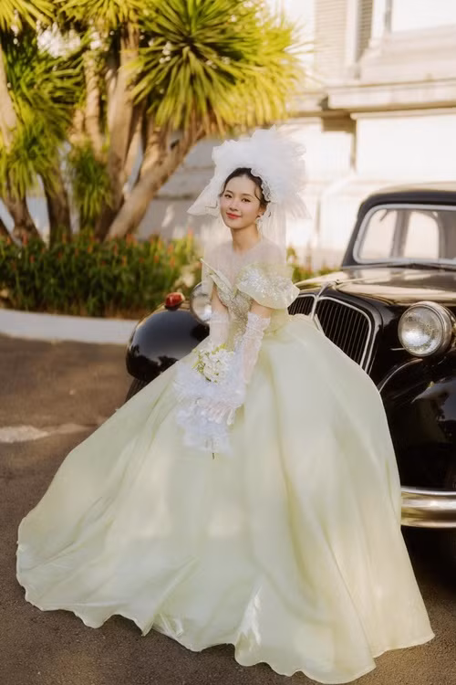 Cách đây không lâu, nữ diễn viên 35 tuổi tung bộ ảnh mặc váy cô dâu. Ảnh: FBNV.
