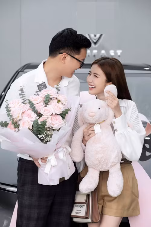 Chồng Ngọc Huyền tên Duy Minh. Theo Vietnamnet, Duy Minh có mẹ là nghệ sĩ Phạm Quỳnh Trang, ông ngoại là NSND Quý Dương và bác ruột là NSƯT Chí Trung.