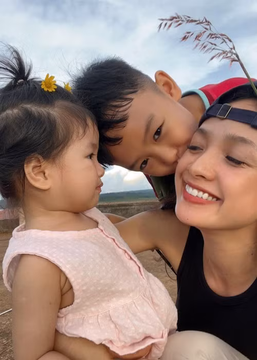Nữ diễn viên hạnh phúc bên chồng giấu mặt và hai con.