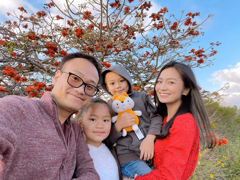 Vợ chồng nữ diễn viên thường xuyên đưa hai con đi chơi.