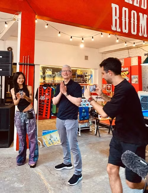 Nữ rapper dẫn ông Tim Cook gặp gỡ các nghệ sĩ hip-hop trước khi trò chuyện riêng. Ảnh: Tiền Phong.