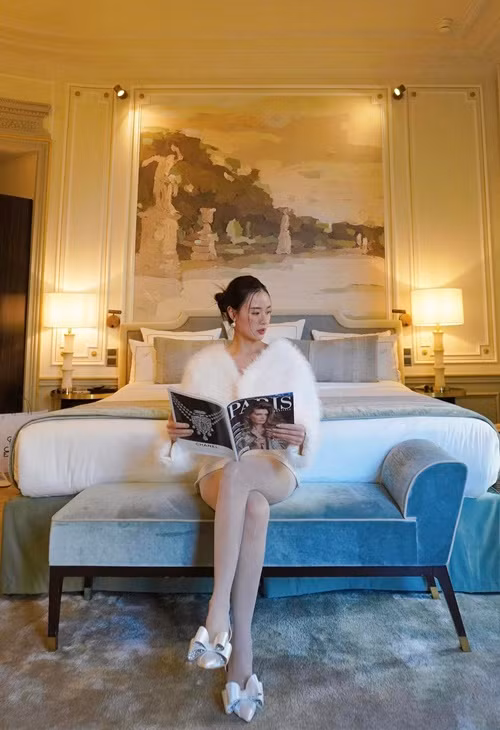 Midu khoe chuyến du lịch ở Paris nhưng giữ kín tin vui.