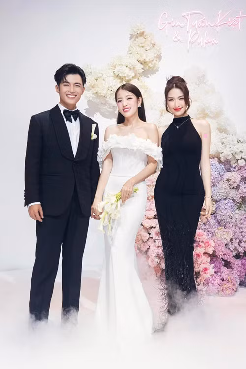 Khi đi ăn cưới Puka, "mẹ đơn thân" Hòa Minzy có nhiều hành động bị khán giả chê lố như lấy thùng giấy đội lên đầu, lăn lê trên sân khấu.