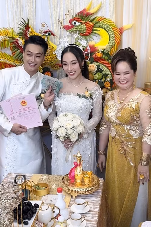 Mẹ vợ TiTi tặng cho hai con hai cuốn sổ đỏ, tiền mặt. Ảnh: Tiền Phong.
