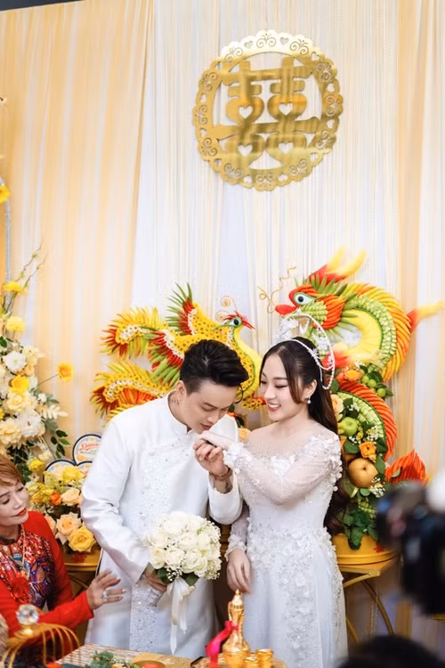 Trong lễ ăn hỏi, đôi uyên ương diện áo dài trắng. Ảnh: Đời Sống Pháp Luật.