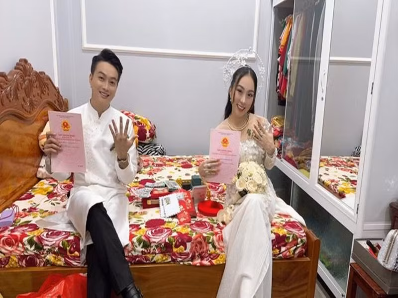 Vợ chồng TiTi khoe toàn bộ quà trong lễ ăn hỏi. Ảnh: Saostar.