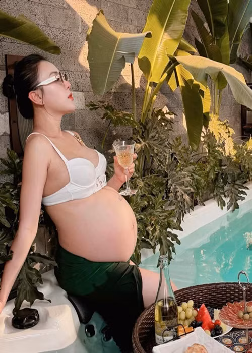 Nữ diễn viên khoe loạt ảnh bế bụng bầu tắm trong bể bơi.