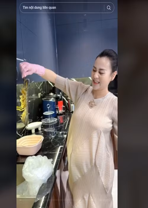 Mang bầu đôi, Phương Oanh vẫn tích cực nấu ăn. Đối với cô, hạnh phúc là nấu ăn cho những người thân.