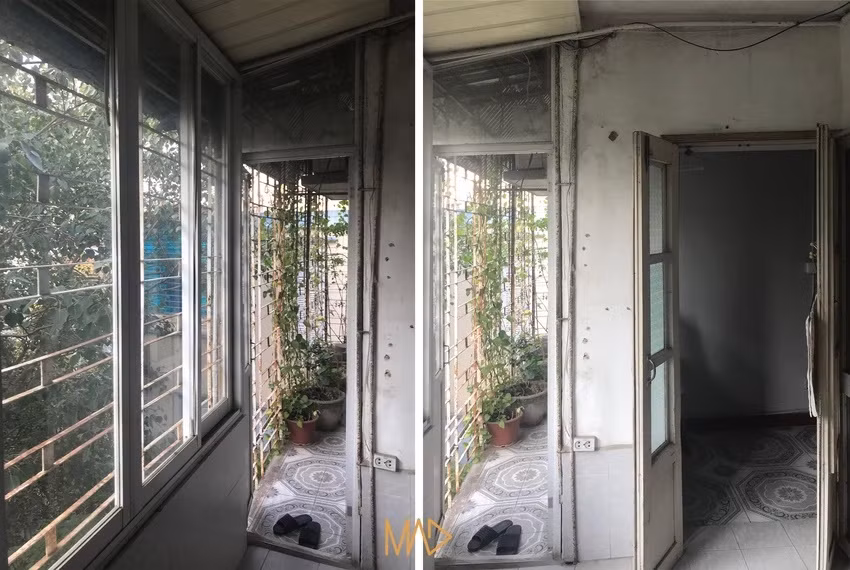 Chiếc ban công rất đẹp. Phía ngoài cửa sổ còn có tán lá cây tươi mát nhưng bố trí công năng cũ không phù hợp nên không tận dụng được khoảng xanh ấy.