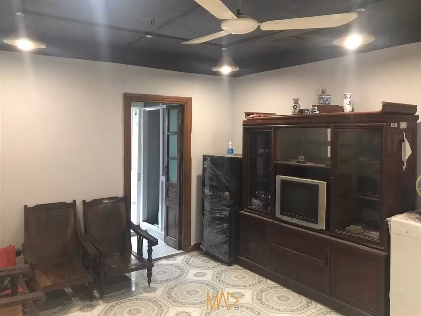Không gian phòng không cao nhưng lại sơn trần tối nên tạo cảm giác bí bách.