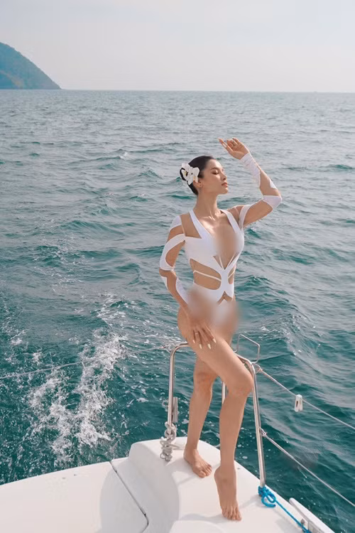 "Gái hai con" khoe đường cong nóng bỏng trong trang phục bikini táo bạo.