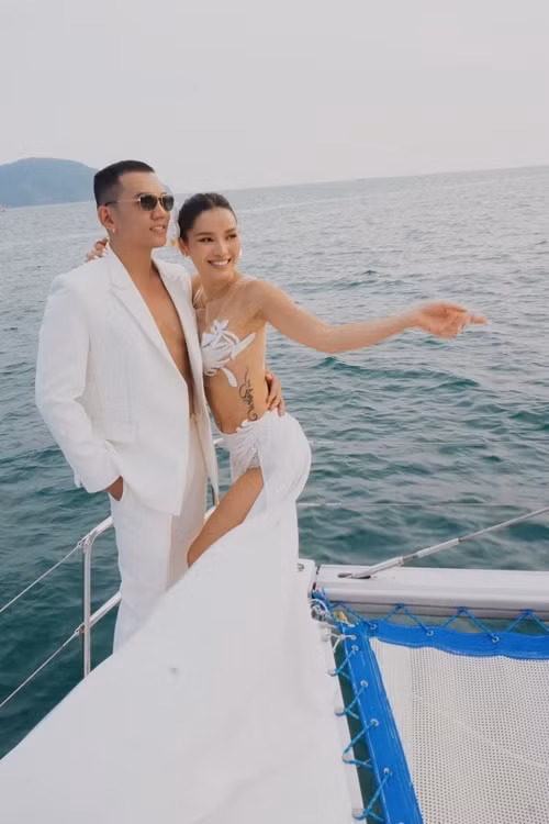 Phương Trinh Jolie nuột nà, gợi cảm dù từng 2 lần sinh nở, chả trách chồng kém tuổi ngày càng mê đắm.