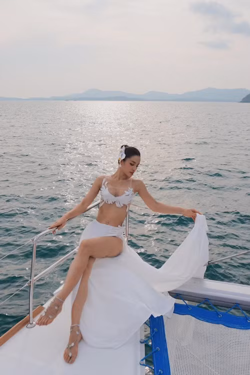 Với vòng một đầy đặn hơn nhờ dao kéo, Phương Trinh Jolie gợi cảm bội phần.