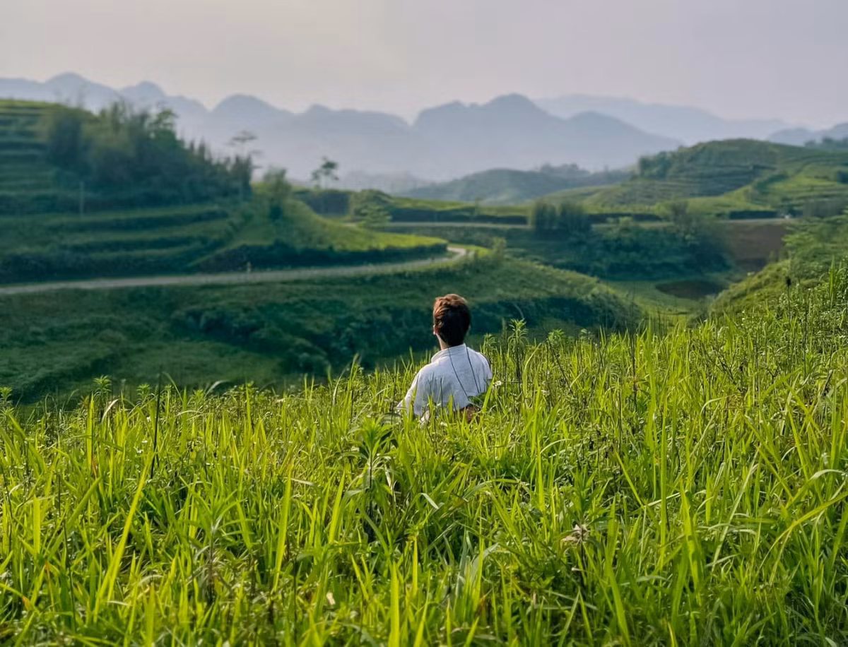 Khung cảnh xanh mướt trên đường đến hồ. Ảnh: Chu Đức Giang