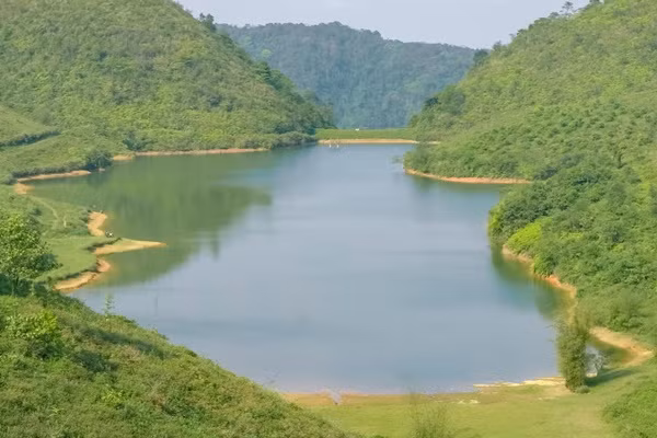  Hồ Sam Tạng (hay còn gọi là Xam Tạng) là một hồ nước ngọt tự nhiên nằm trên địa bàn xã Noong Luông, huyện Mai Châu, tỉnh Hòa Bình. Ảnh: Chu Đức Giang