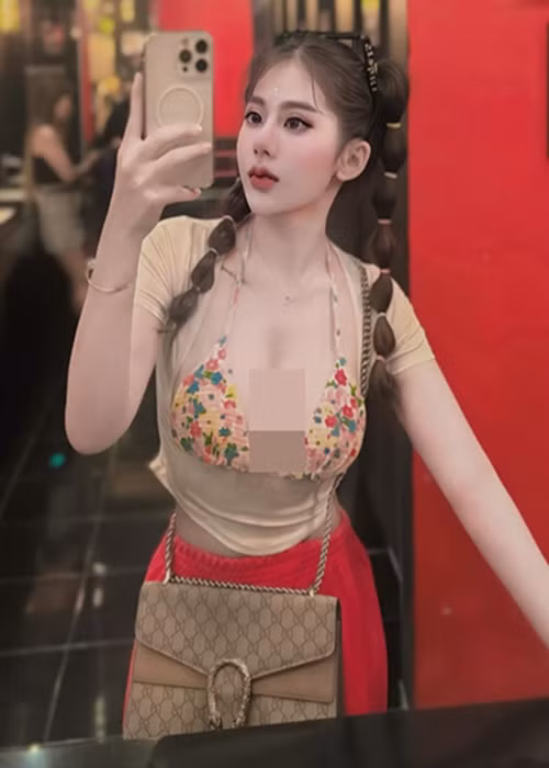 Đa số cư dân mạng cho rằng việc cô nàng mặc phản cảm khi bước ra nơi công cộng là không nên.