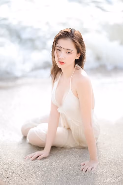 Hot girl người Thái Lan mặc mỏng tang, xẻ ngực sâu khi đi tắm biển.
