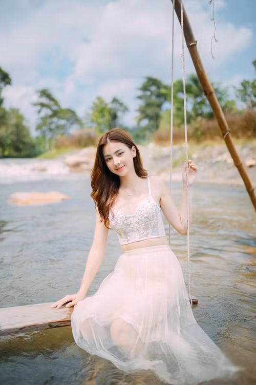 Hot girl xứ chùa vàng khoe nhan sắc đẹp như búp bê sứ.
