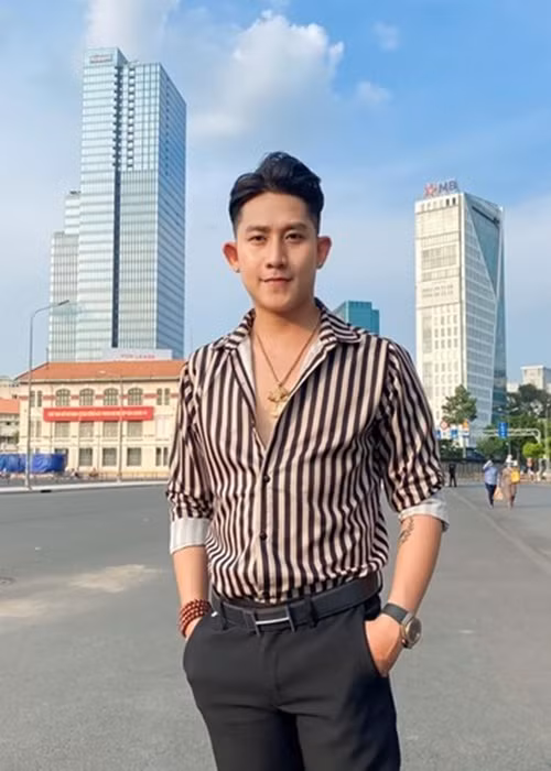 Tuy nhiên, 3 tháng sau đám cưới, nam ca sĩ bất ngờ chia tay vợ. Ảnh: FBNV.