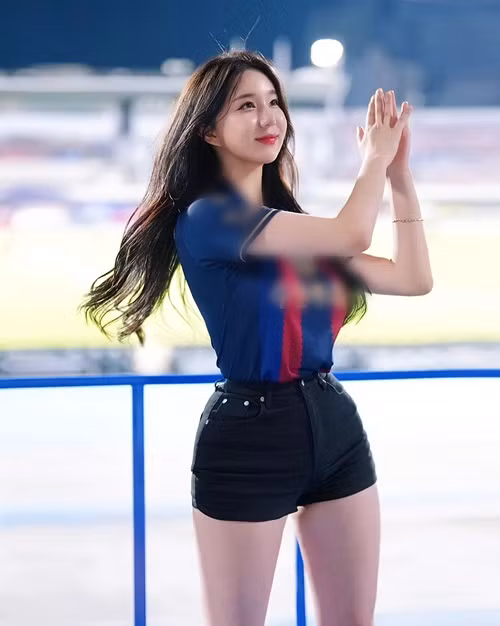Ngoài làm người mẫu, Kim Hyun Young còn làm hoạt náo viên.