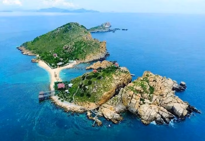 Địa điểm du lịch Nha Trang tiếp theo phải kể tới đó là đảo Hòn Mun – hòn đảo có phong cảnh tuyệt đẹp, nước biển trong vắt nhìn được thấy đáy mà có khu vực đáy biển không quá sâu nên bạn có thể lặn biển ngắm san hô tại đây. Khi tới đảo Hòn Mun, nếu bạn không thích lặn biển ngắm san hô thì bạn còn có thể đi quanh đảo tham quan, chụp ảnh hay đi tắm biển và chơi các môn thể thao dưới nước cũng rất thú vị.