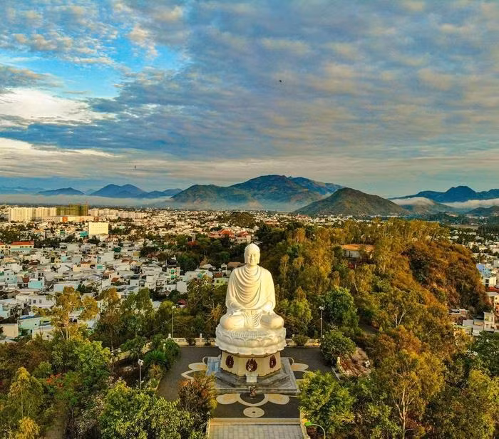 Chùa Long Sơn còn gọi là Long Sơn Tự ở Nha Trang là một nơi linh thiêng và tôn nghiêm. Ngôi chùa với diện tích hơn 1600m2 là nơi cư ngụ của hàng trăm bức tượng phật được làm hoàn toàn bằng đồng.