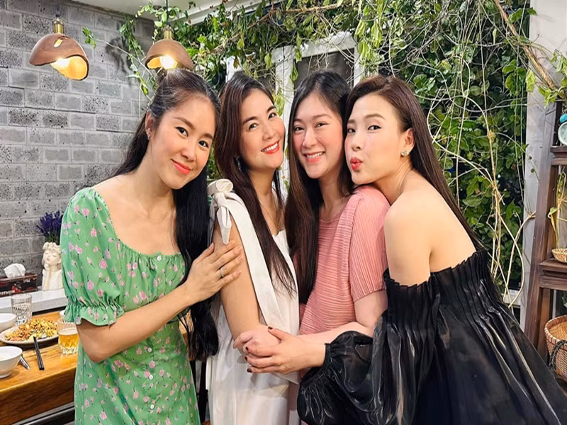 Trước khi xác nhận tin bầu bí, nữ diễn viên phim Rồi 30 năm sau cố gắng giấu vòng hai lùm lùm.