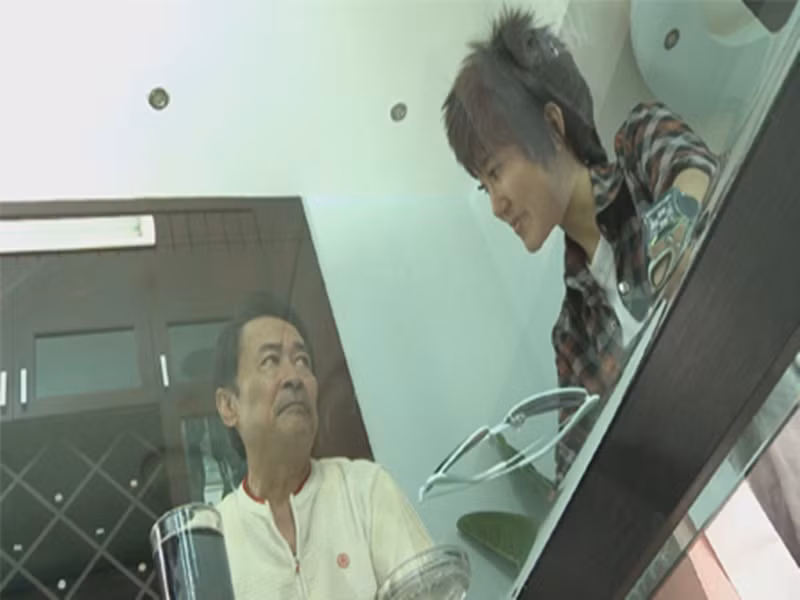 Cuối năm 2011, vai Bảy Xoài giúp nghệ sĩ Hai Nhất đoạt giải Nam diễn viên xuất sắc nhất tại Liên hoan truyền hình toàn quốc lần thứ 31 cũng như giúp ông thoát khỏi cái bóng của Ba Cẩn. Ảnh: Giáo Dục Việt Nam.