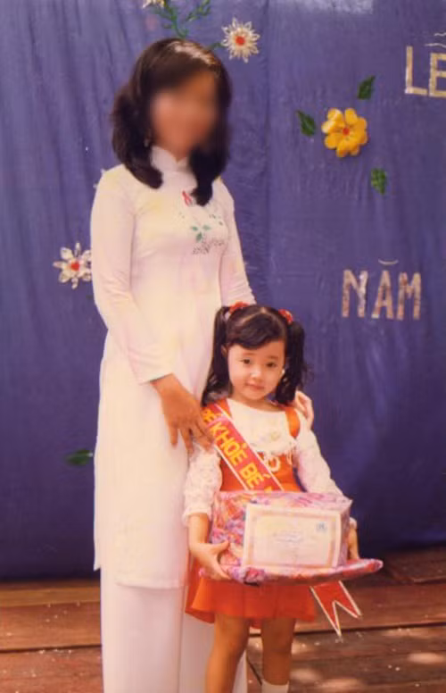 Nữ diễn viên thường cột tóc hai bên ngày bé.