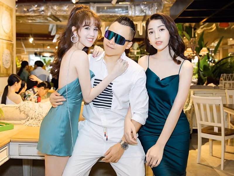 Ông bầu gốc Nam Định còn khen Ngọc Trinh là một trong những cô gái anh đánh giá cao trong tất cả những người đẹp mà anh từng quản lý. Ảnh: FBNV.
