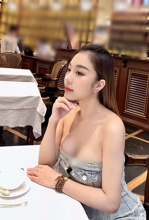 Tuyết Nhung diện áo cúp ngực, khiến người đối diện khó rời mắt. Ảnh: FBNV.