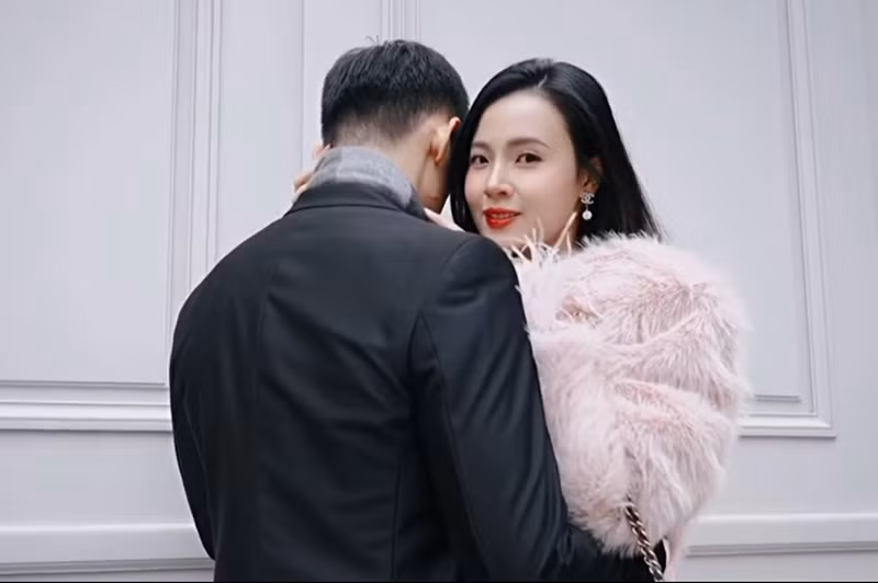 Midu chưa để lộ hoàn toàn gương mặt của chồng sắp cưới. Ảnh chụp màn hình.