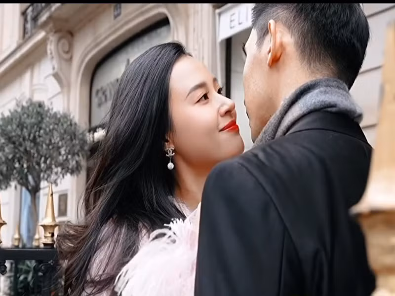 Trong clip, Midu và bạn trai dành cho nhau nhiều cử chỉ tình cảm trên đường phố Paris, Pháp trong chuyến đi chụp ảnh cưới đầu năm 2024. Ảnh chụp màn hình.