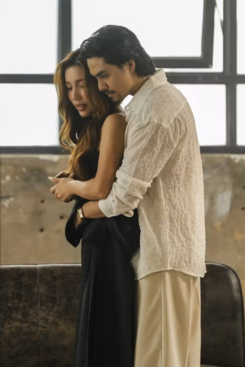 Doãn Chí Kiên diễn cảnh tình cảm với Phương Phương Thảo. Ảnh: Vietnamnet.