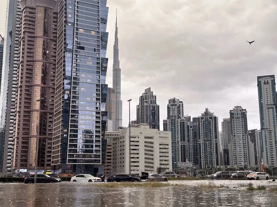 Loat sieu xe va xe sang chim trong bien nuoc tai Dubai