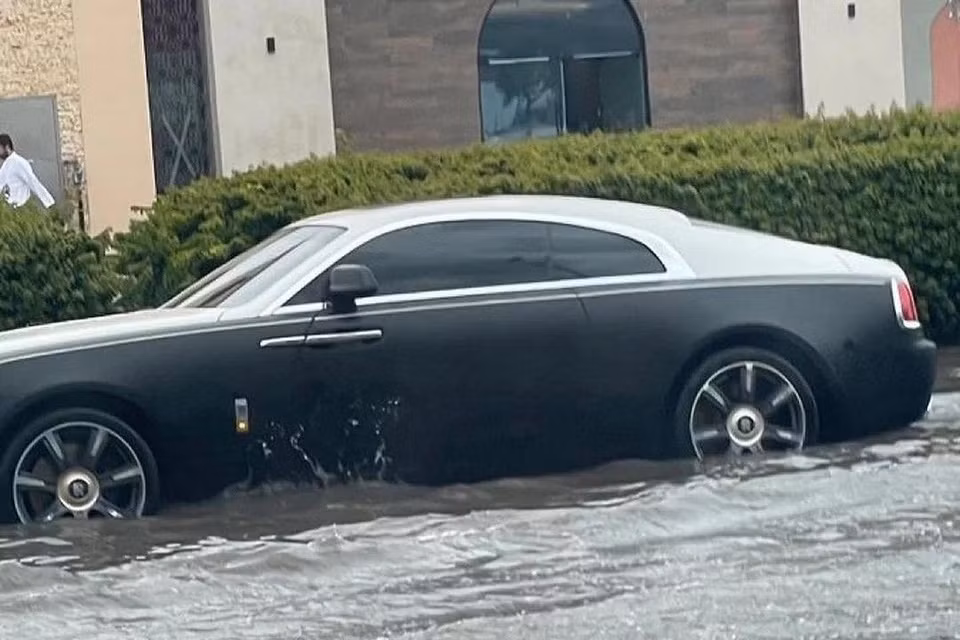 Rolls-Royce Wraith là mẫu coupe siêu sang được trang bị động cơ V12 mạnh 632 mã lực. Hiện tại, mẫu xe này đã được thay thế bởi chiếc coupe thuần điện Spectre.
