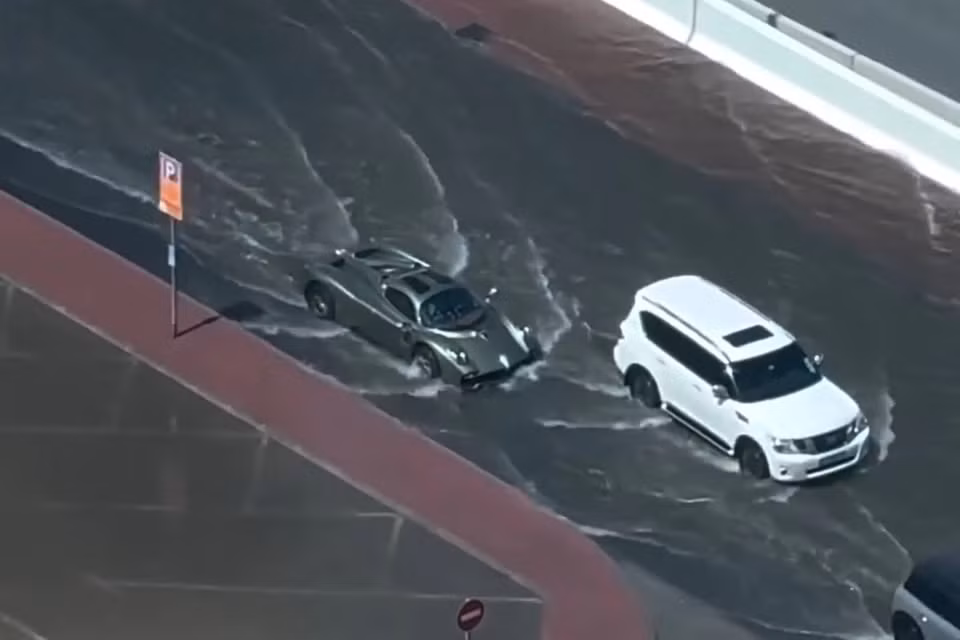 Gây sốc nhất là màn "trổ tài" lội nước của chiếc Pagani Utopia đầu tiên tại Dubai. Chiếc hypercar này được bàn giao cho chủ nhân vào cuối năm 2023.