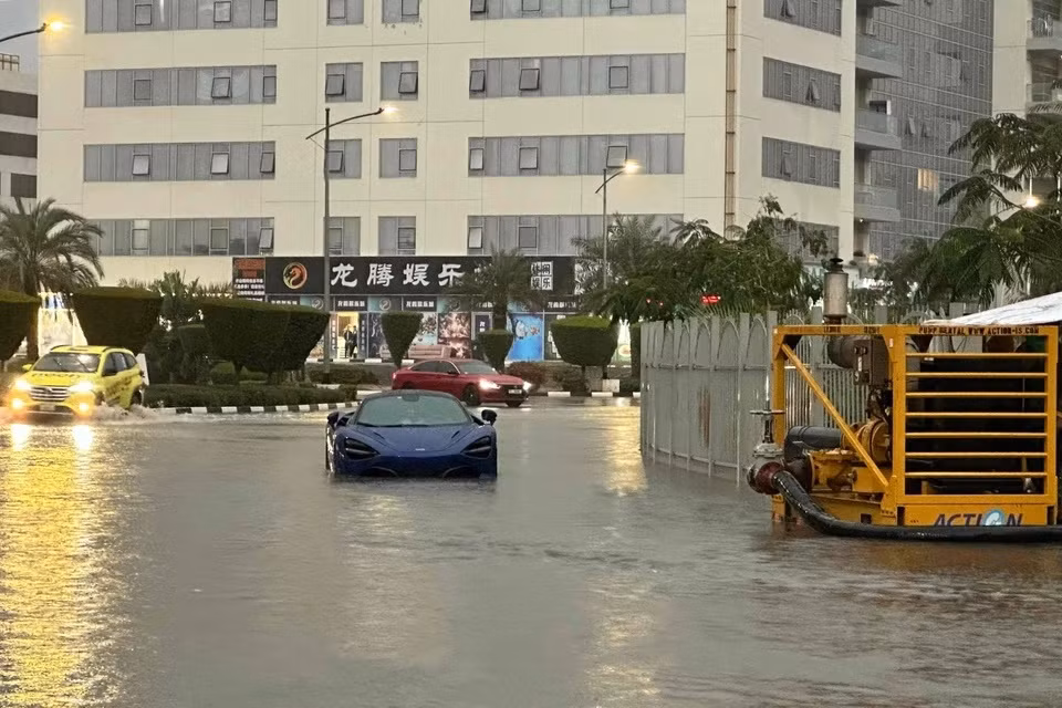 Siêu xe McLaren 720S phải dừng hoạt động trước khu vực ngập nước. Gầm xe thấp khiến nước dễ dàng xâm nhập vào các chi tiết cơ khí nếu tiếp tục di chuyển.