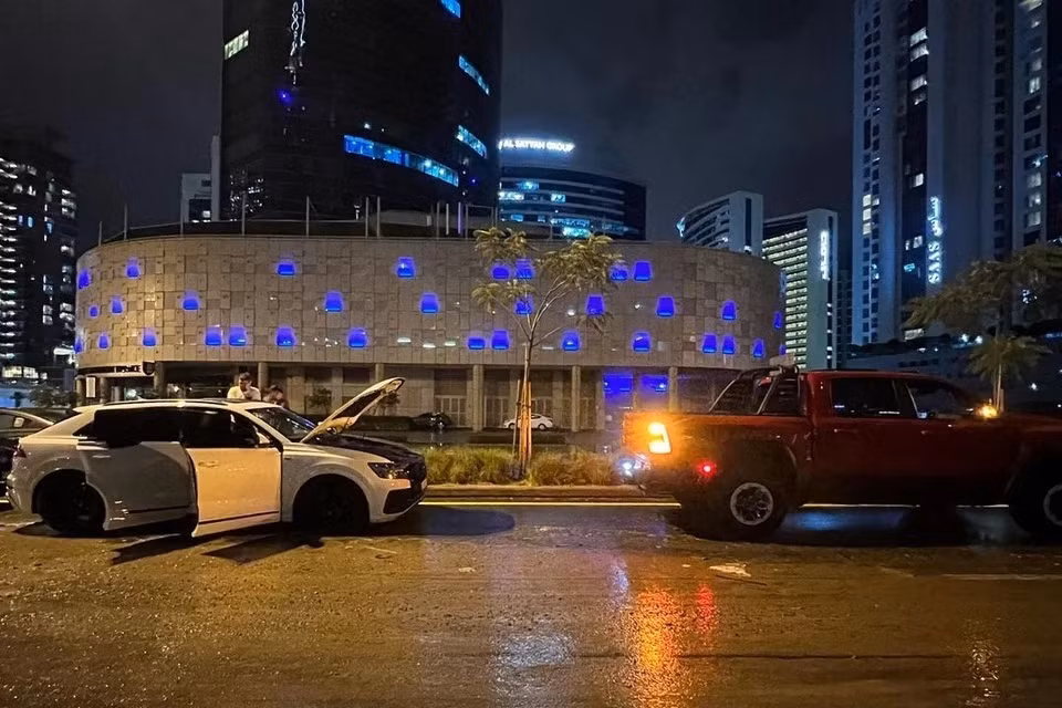 Sau khi được kéo ra khỏi biển nước, hệ thống phuộc hơi của mẫu SUV này đã bị hỏng nặng và hạ sát phần thân xuống mặt đường.