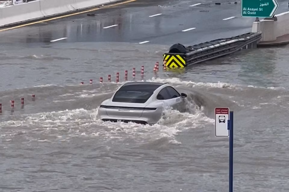 Thậm chí, chủ nhân chiếc siêu xe Porsche Taycan còn "đánh liều" chạy xuyên qua khu vực ngập nước. Tuy là mẫu xe thuần điện, việc di chuyển qua làn nước này có thể khiến bộ pin điện và hệ thống động cơ bị hư hỏng nặng.