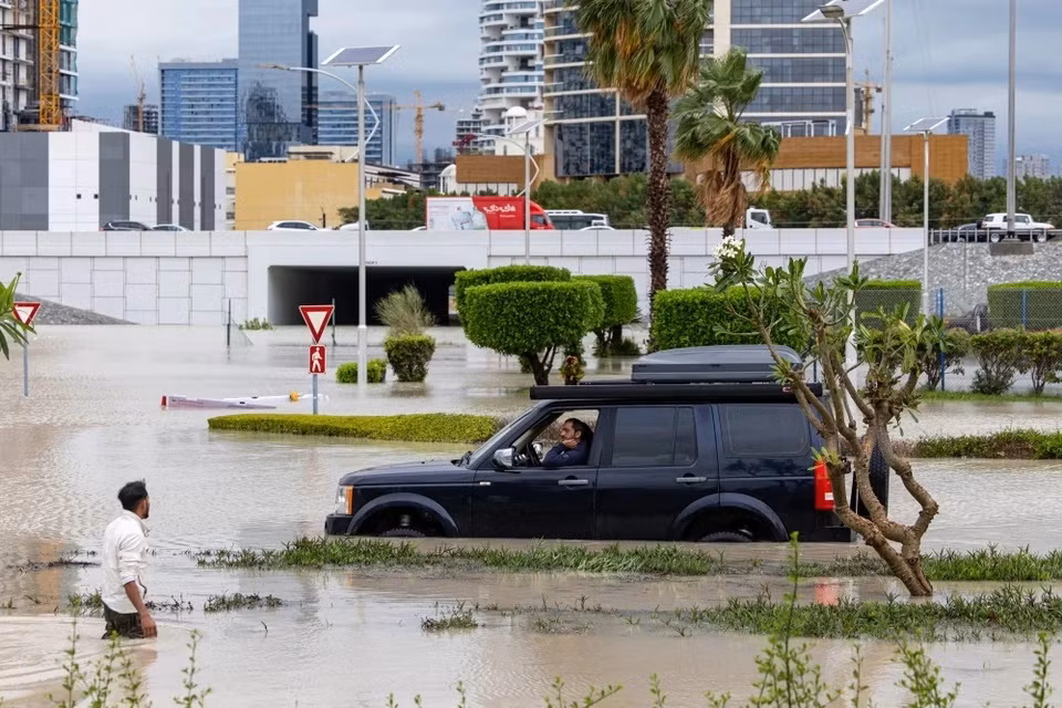 Tuy nhiên, không phải mẫu SUV nào cũng có thể di chuyển trong điều kiện này. Chủ nhân của chiếc Land Rover ngồi trầm ngâm nhìn biển nước và chờ xe cứu hộ đến.
