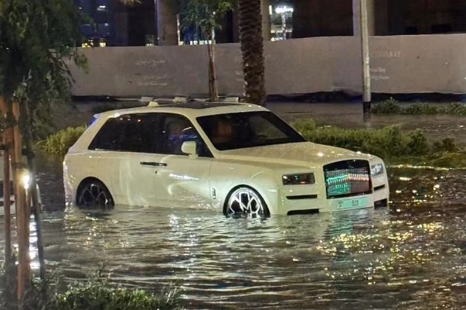 Mẫu xe siêu sang Rolls-Royce Cullinan cũng không thể sử dụng trong môi trường này. Việc dừng xe giúp tránh nguy cơ xảy ra thủy kích làm hỏng toàn bộ động cơ.