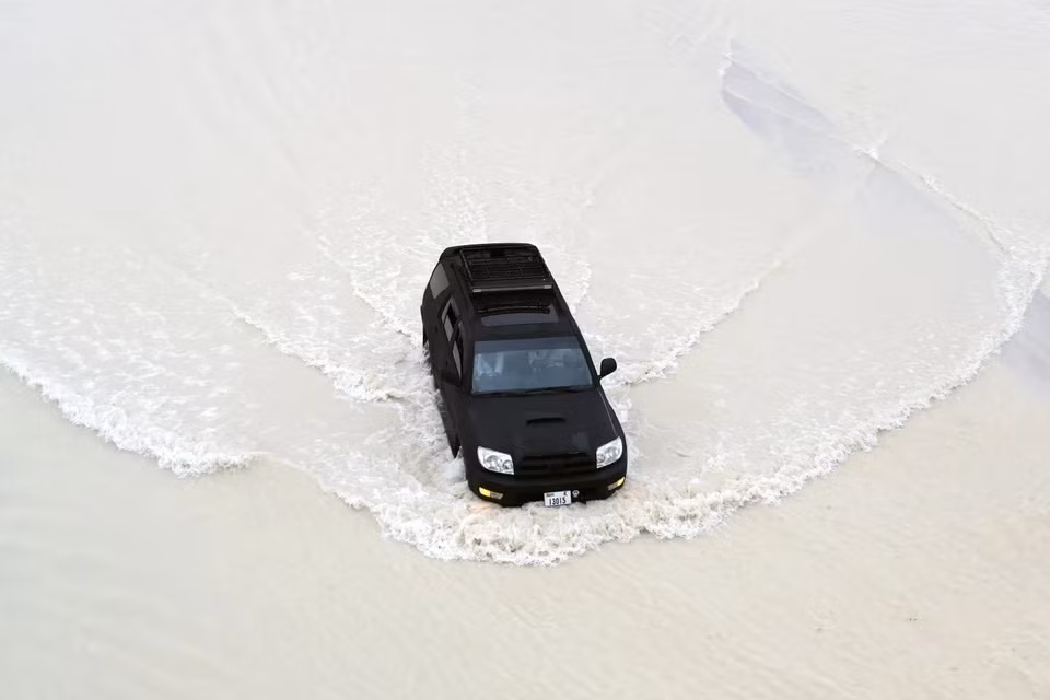 Sở hữu những mẫu SUV gầm cao được xem là lợi thế trong tình huống trên. Chiếc SUV Toyota 4Runner thế hệ thứ 4 đang thể hiện khả năng lội nước ấn tượng của mình.