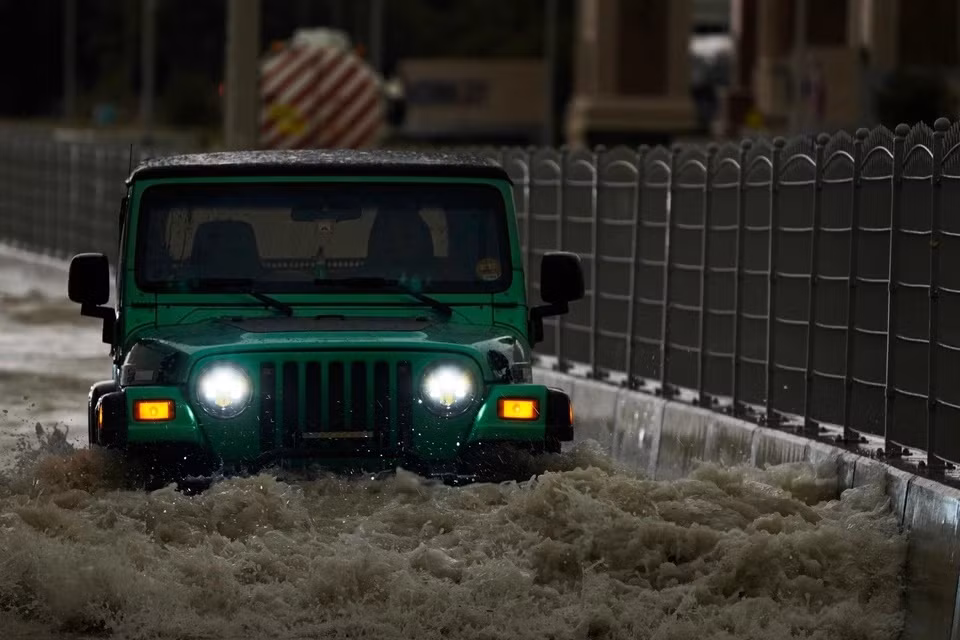 Jeep Wrangler là một trong những mẫu SUV được các "dân chơi" Dubai ưa chuộng. Những chiếc xe này được độ lại khung gầm, ống thở... giúp chiếc xe lội nước dễ dàng.
